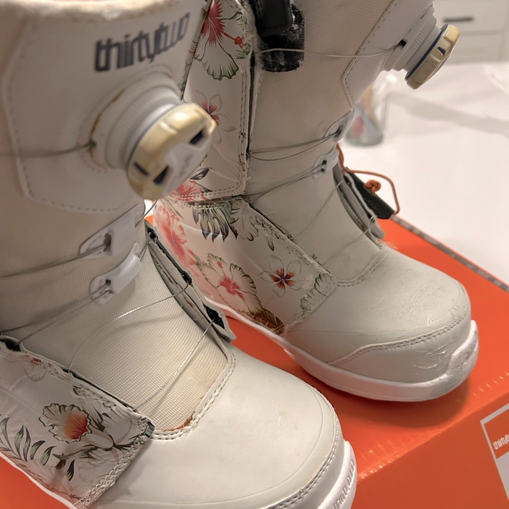 32 lashed floral snowboard boots size 6
